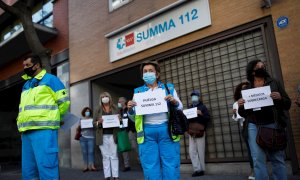 29/09/2020.- Médicos del Summa 112 de Madrid se concentran, este martes, ante uno de los centros médicos del Summa de Madrid para protestar por sus condiciones laborales en medio de la situación de pandemia provocada por el Covid 19. EFE/David Fernández