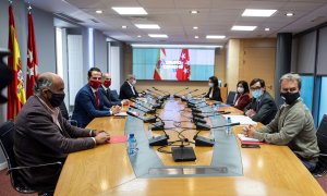 El ministro de Sanidad, Salvador Illa (2d); Fernando Simón (d); Carolina Darias (3d); Ignacio Aguado (2i), y el consejero de Sanidad de la Comunidad de Madrid, Enrique Ruiz Escudero (3i), durante la reunión del Grupo COVID-19. EFE/ Rodrigo Jiménez