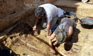 Dos arqueòlegs treballant a la fossa comuna de la Guerra Civil al cementiri d'Alguaire. ACN/Oriol Bosch