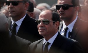 El presidente Abdel Fattah al-Sisi en el funeral del expresidente Hosni Mubarak. / REUTERS