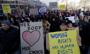 Fotografía de archivo de una protesta en Praga: 'Los derechos de la mujer son derechos humanos', reza una pancarta. - REUTERS