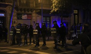 Agents antiavalots dels Mossos i la Policia Nacional durant les protestes contra la sentència de l'1-O. ACN