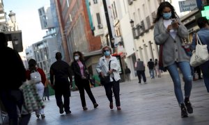 01/10/2020.- Ciudadanos pasean este jueves por las zonas comerciales del centro de Madrid. / EFE - David Fernández