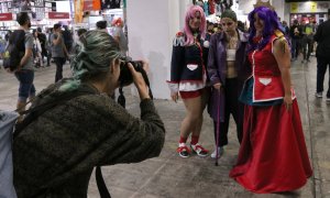 Un grup de noies disfressades de personatges d'anime fent-se una fotografia a la 24a edició del Saló del Manga de Barcelona, el 2018. ANDREA ZAMORANO / ACN