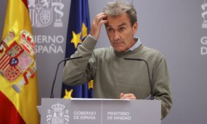 El director del Centro de Coordinación de Alertas y Emergencias Sanitarias del Ministerio de Sanidad, Fernando Simón, durante la rueda de prensa para dar las últimas novedades de la evolución de la pandemia del coronavirus . EFE/JuanJo Martín