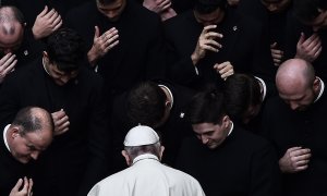 El Papa Francisco reza con los sacerdotes al final de una audiencia pública limitada en el patio de San Dámaso en el Vaticano | Filippo MONTEFORTE / AFP
