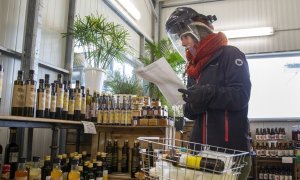 Imagen de una persona en un supermercado de Ginebra / EFE