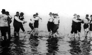 Hombres bailando tango en el río en 1904 (Buenos Aires).