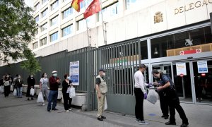 Varias personas esperan en una cola respetando la distancia de seguridad para entrar en la Oficina de la Agencia Tributaria en la Calle Guzmán el Bueno en Madrid. /Europa Press