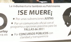 Indumentaristas valencianos protestan "de luto" por crisis del sector