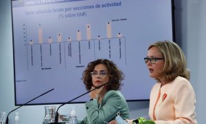 María Jesús Montero, junto a la vicepresidenta tercera del Ejecutivo y ministra de Asuntos Económicos y Transformación Digital, Nadia Calviño. - EFE
