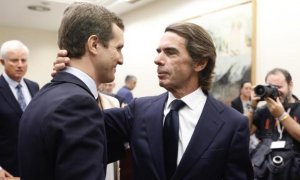 El presidente del PP, Pablo Casado (i), y el expresidente del Gobierno, José María Aznar, en el Congreso. Fuente: Europa Press