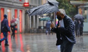 Una persona camina por el centro de la capital en una jornada marcada por las lluvias y la bajada de temperaturas, en Madrid. Jesús Hellín / Europa Press