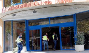 06/10/2020.-.Miembros de la Policía Autonómica se han presentado hoy en el Colegio Mayor Galileo Galilei, en Valencia, donde la celebración en sus instalaciones de una fiesta originó un brote de covid-19 y provocando la suspensión de las clases presencial