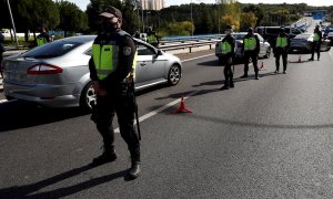 Control policial en el acceso a la capital, en una imagen de archivo. EFE/Mariscal