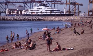 Numerosas personas disfrutan del buen tiempo en la playa de la Malagueta en Málaga, cuando las previsiones meteorológicas anuncian temperaturas en ascenso en Andalucía. EFE/Jorge Zapata