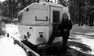 Linda Chesser en su autocaravana con la que recorrió EEUU para escribir su libro 'País nómada'. IMAGEN CEDIDA POR CAPITÁN SWING.