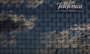 El logo de Telefónica en su sede en el distrito de Las Tablas, en la zona norte de Madrid. REUTERS/Juan Medina