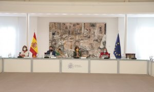 Los cuatro vicepresidentes del Gobierno, en el Consejo de Ministros extraordinario de este viernes, que ha aprobado la declaración del estado de alarma en Madrid. Pool Moncloa/JM Cuadrado