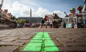 Una flecha en el suelo indica la dirección a seguir según el protocolo anti-Covid en un parque de atracciones de Bremen (Alemania). EFE/EPA/FOCKE STRANGMANN