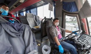 El conductor de un autobús de trabajadores agrícolas en Lorca, Murcia / EFE