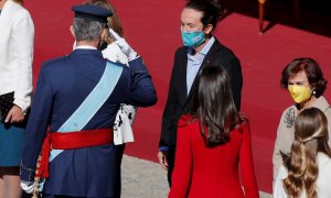 El rey Felipe saluda al vicepresidente segundo del Gobierno, Pablo Iglesias, ante la reina Letizia y la vicepresidenta, Carmen Calvo (d) durante el acto organizado con motivo del Día de la Fiesta Nacional, en Madrid. EFE/Juan Carlos Hidalgo