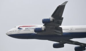 Un aparato Boeing 747 de British Airways sobrevuelta el aeropuerto londinense de Heathrow. REUTERS/Toby Melville