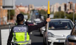 Agentes de la Policía Nacional en un control en la Nacional V, el pasado viernes.- EFE