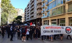 Capçalera de la manifestació antifeixista que ha recorregut el barri de Sarrià-Sant Gervasi per arribar a la seu de Vox. @CUPBarcelona