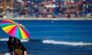 Varias personas disfrutan del buen tiempo en la playa de la Misericordia de Málaga.EFE/Jorge Zapata.