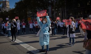 13/10/2020 - Facultativos de los Centros de Atención Primaria (CAP) del Instituto Catalán de la Salud (ICS) sostienen pancartas donde se puede leer "¡Basta!" durante una concentración en Barcelona. / EUROPA PRESS - David Zorrakino