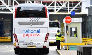 Un autocar del grupo National Express en la entrada de la Estación Victoria, en Londres. REUTERS/Dylan Martinez