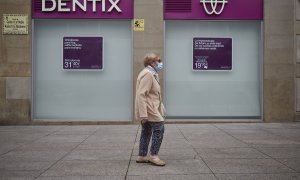Una mujer paseas enfrente de una clínica Dentix en Pamplona. E.P./Eduardo Sanz