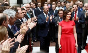 La presidenta madrileña Isabel Díaz Ayuso (2d), acompañada por el presidente del PP, Pablo Casado (al fondo), junto a otros miembros del PP, momentos antes de tomar posesión. EFE