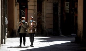 Una pareja camina por el centro de Barcelona, este martes | EFE