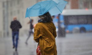 Una persona camina por el centro de la capital en una jornada marcada por las lluvias y la bajada de temperaturas, en Madrid. Jesús Hellín / Europa Press / Archivo