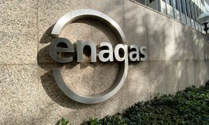 Detalle del logo de Enagás en la sede de la empresa de infraestructuras de gas natural en Madrid. E.P./Eduardo Parra