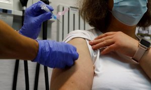 Una mujer se vacuna contra la gripe en un centro de salud del madrileño Barrio del Pilar, en el primer día de la campaña de vacunación. /EFE