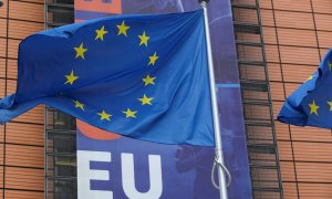 Bandera de la UE en el exterior de la sede de la Comisión Europea, en Bruselas. REUTERS/Yves Herman