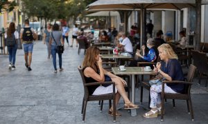 Unas clientas toman café en la terraza de un bar de Girona. EFE/ David Borrat/Archivo