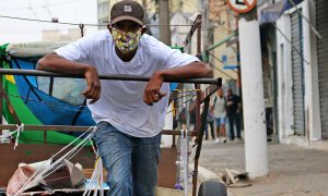 El movimiento “Pimp my carroça” entregó mascarillas diseñadas por @osgemeos a los recicladores informales de Río, dentro de su kit básico de seguridad. @FECHRISTO_FOTOGRAFIA/ PIMPMYCARROÇA. Mayo 2020.
