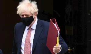 07/10/2020.- El primer ministro británico, Boris Johnson, sale de Downing Street. / EFE - NEIL HALL