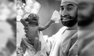 "La imagen de la esperanza": un recién nacido da la vuelta al mundo por arrancar la mascarilla a su doctor tras el parto