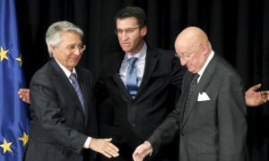 El presidente de la Xunta, Alberto Núñez Feijóo, junto a los responsables de Caixanova, Julio Fernández Gayoso, y Caixa Galicia, Mauro Varela. Efe