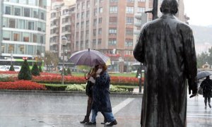 Varias personas se protegen de la fuerte lluvia en Bilbao. EFE/LUIS TEJIDO/Archivo