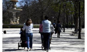 Unos padres pasean a sus hijos en sillitas de bebé por el Parque del Retiro en Madrid. /Europa Press