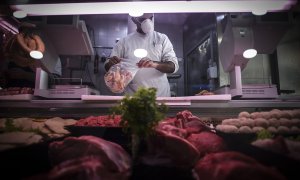 Un carnicero llena una bolsa con productos frescos. PATRICIA DE MELO MOREIRA / AFP