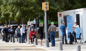 Varias personas hacen cola para vacunarse de la gripe en el Hospital del Mar de Barcelona este martes | EFE