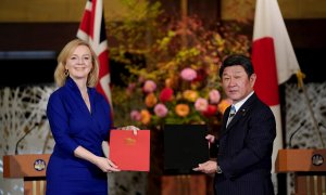 La Secretaria de Estado de Comercio Internacional británica Elizabeth Truss (d) y el Ministro de Relaciones Exteriores japonés Toshimitsu Motegi (i) intercambian documentos de acuerdo para la asociación económica entre sus países. EFE/KIMIMASA MAYAMA/POOL