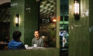 Ángel Martín en una cafetería de Madrid durante la entrevista con 'Público'. ANA BELTRÁN.